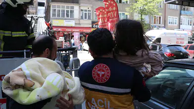 Apartmanda çıkan yangında 5 kişi hastanelik oldu