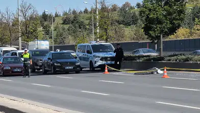 Afiş asarken üst geçitten düşen kişi hayatını kaybetti