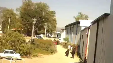 Silahlı saldırgan yolda yürüyen insanlara ateş etti!