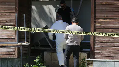 Antalya'da reklam panosunun ayağında erkek cesedi bulundu