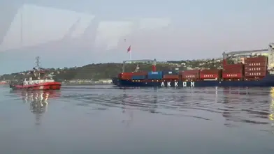 Sarıyer'de karaya oturan konteyner gemisi kurtarıldı