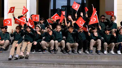 Yepyeni bir okulda, bayramın heyecanı bir başka oluyor