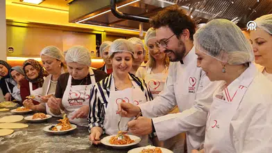 Ünlü şef Danilo Zanna depremzede kadınlarla aynı mutfakta buluştu