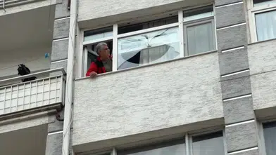 Bu kadarı da pes! Kafasına 5. kattan cam parçası düştü