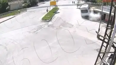 Otobüs durağında korku dolu anlar! Minibüs teğet geçti