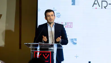 Selçuk Bayraktar, “Bizi insan kılan en güçlü sığınaklardan biridir sanat”