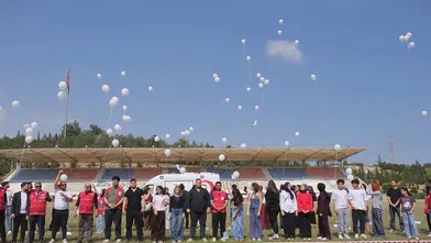 Okul saldırısında hayatını kaybedenler için gökyüzüne balonlar bırakıldı
