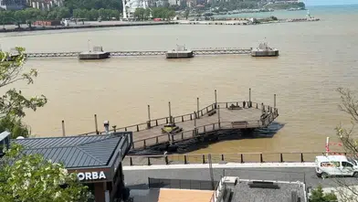 Zonguldak'ta derelerden taşınan çamurlu su denizin rengini değiştirdi