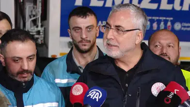 Çalışma ve Sosyal Güvenlik Bakanı Işıkhan, 1 Mayıs'ı işçilerle karşıladı