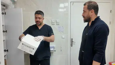 Hemşire iki kardeş aynı hastanede omuz omuza mesai yapıyor