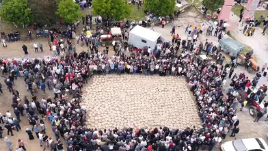 Taşkın Dede geleneği binlerce kişiyi aynı sofrada buluşturdu