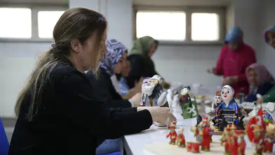 Doğadan topladıkları taşlarla Anadolu kültürünü yansıtan bebekler yapıyorlar