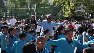 İlkokul öğrencileri oyun havasıyla enerji topladıktan sonra dersbaşı yapıyor