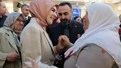 Bakan Göktaş, kahramanların anne ve eşleriyle buluştu