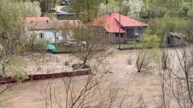 Habur çayı taştı, evleri su bastı, köy yolları kapandı