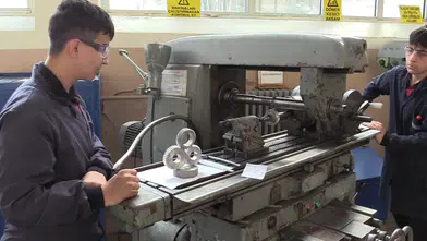 Atık metaller öğrencilerin elinde maket tanka ve helikoptere dönüşüyor