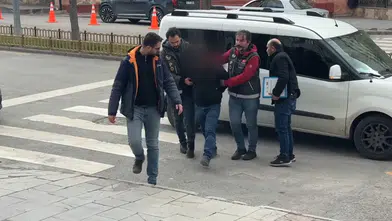 Bir kişi cami önünde silahla vurulmuş halde ölü bulundu