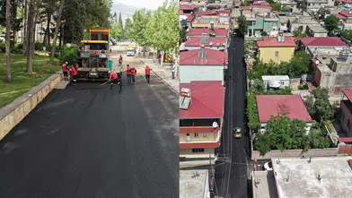 Kahramanmaraş’ta mahalleler sıcak asfaltla yenileniyor