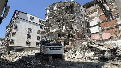 Ağır hasarlı binanın yıkımı sırasında başka bina zarar gördü