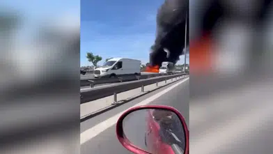 Küçükçekmece'de seyir halindeki otomobil yandı