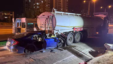 Akaryakıt yüklü tankere çarpan otomobilin sürücüsü öldü, 2 çocuk yaralandı