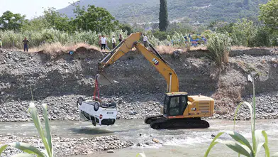 Ticari araç nehre uçtu! Sürücü hayatını kaybetti