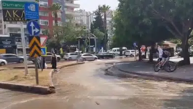 İçme suyu borusu patladı! Yollar göle döndü