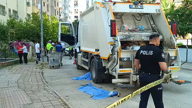 Adana'da çöp kamyonunun çarptığı yaya olay yerinde can verdi