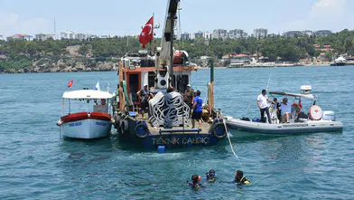 Deniz ekosisteminin korunması için denize yapay resifler indirildi