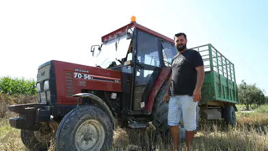 Hayata traktörüyle tutunan depremzede çiftçi, üretime güç katıyor