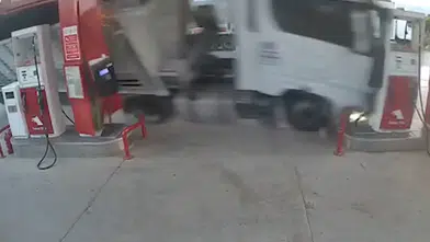 Tır akaryakıt istasyonundaki marketin duvarına çarptı