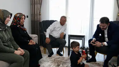 Bakan Kurum’dan depremzede Yusuf ve dedesine ziyaret