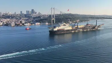 Doğal gaz boru hattı döşeme gemisi İstanbul Boğazı'ndan geçti