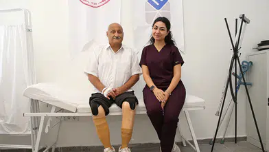 Tekerlekli sandalyeyle girdiği merkezden yürüyerek çıktı
