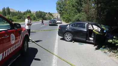 Ağaca çarpan otomobildeki 2 kişi öldü, 4 kişi ağır yaralandı