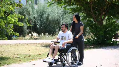 Maganda kurşunuyla engelli kalan genç eşinin desteğiyle hayata tutunuyor