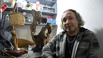 Emekli iktisatçı, ağaç parçalarını dekoratif ürünlere dönüştürüyor