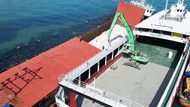 Karaya oturan kuru yük gemisindeki yükler boşaltılıyor
