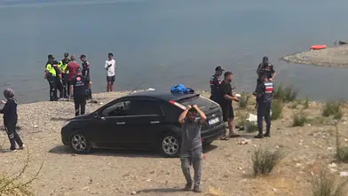 İznik Gölü'ne girdikten sonra kaybolan 2 kişi aranıyor