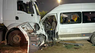 Servis minibüsü ile tır çarpıştı! 1 kişi öldü, 14 kişi yaralandı