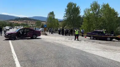 İki otomobilin çarpıştığı kazada 1 kişi öldü, 3 kişi yaralandı