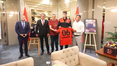 Formalı çocuğu koruyan komiser yardımcısı ile Gençlerbirliği yöneticileri buluştu