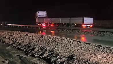 Erzincan-Sivas kara yolunda heyelan! Tır bariyerlere sıkıştı