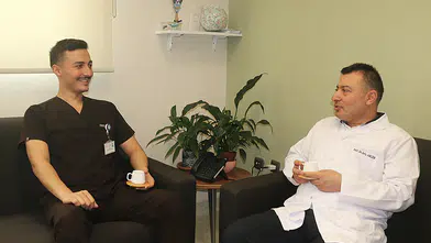 Örnek aldığı profesör babasının yanında asistan doktorluğa başladı