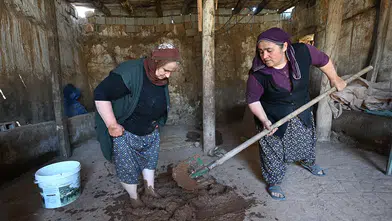 Killi toprak ve keçi kılıyla yapılan tandırlar kadın emeğiyle şekilleniyor