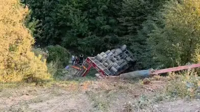 Ağır yük kamyonu şarampole yuvarlandı! Sürücü hayatını kaybetti