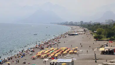 Antalya'da yüksek nem ve sıcaktan bunalanlar sahilleri doldurdu