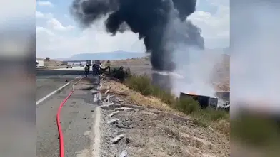 Devrilen madeni yağ yüklü tırın sürücüsü çıkan yangında öldü