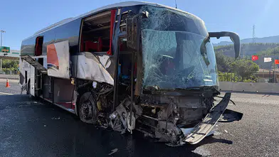 Yolcu otobüsü otoyol gişelerindeki beton bariyere çarptı!