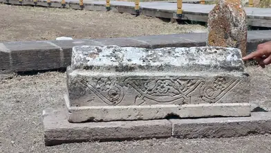 Gevaş Selçuklu Mezarlığı'nda çevgan motifli çocuk mezar taşı ortaya çıkarıldı